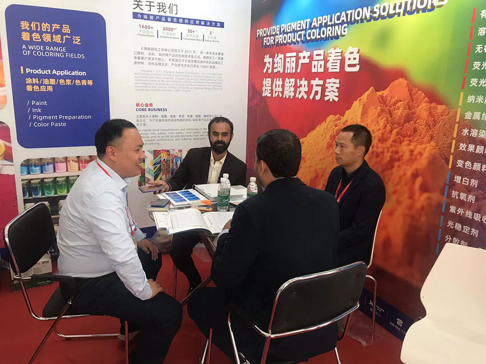 与海外客户洽谈合作机会