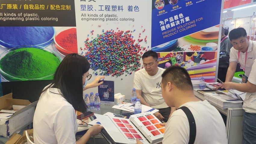 展会现场我们的工作人员与客户细心交流