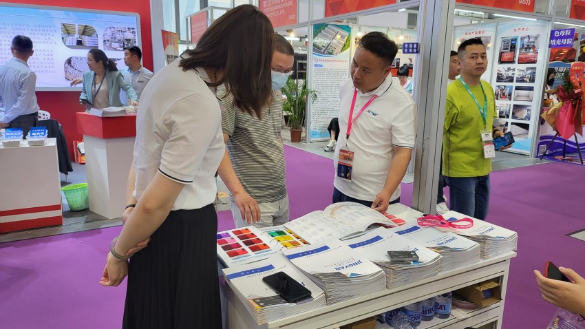 客户在翻看我们的颜料色卡