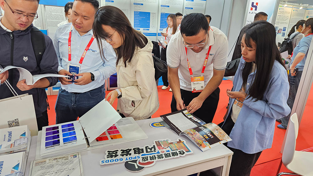 精颜化工专业团队为客户详细介绍产品技术参数