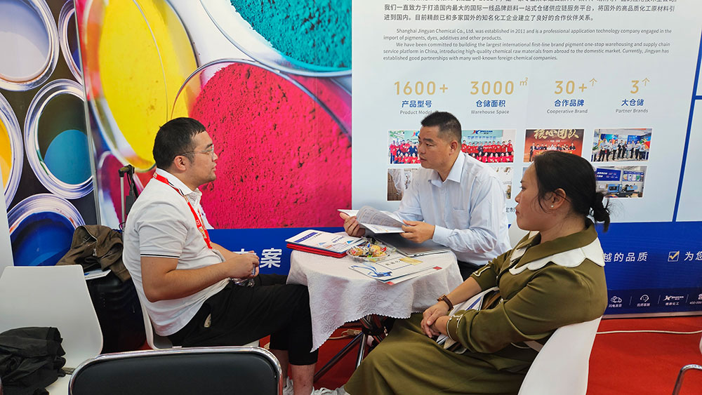 与客户深入交流中