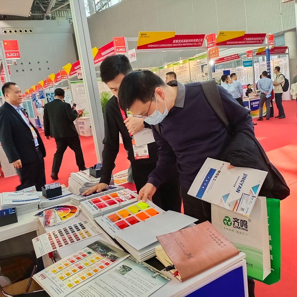 客户在看我们的颜料色卡