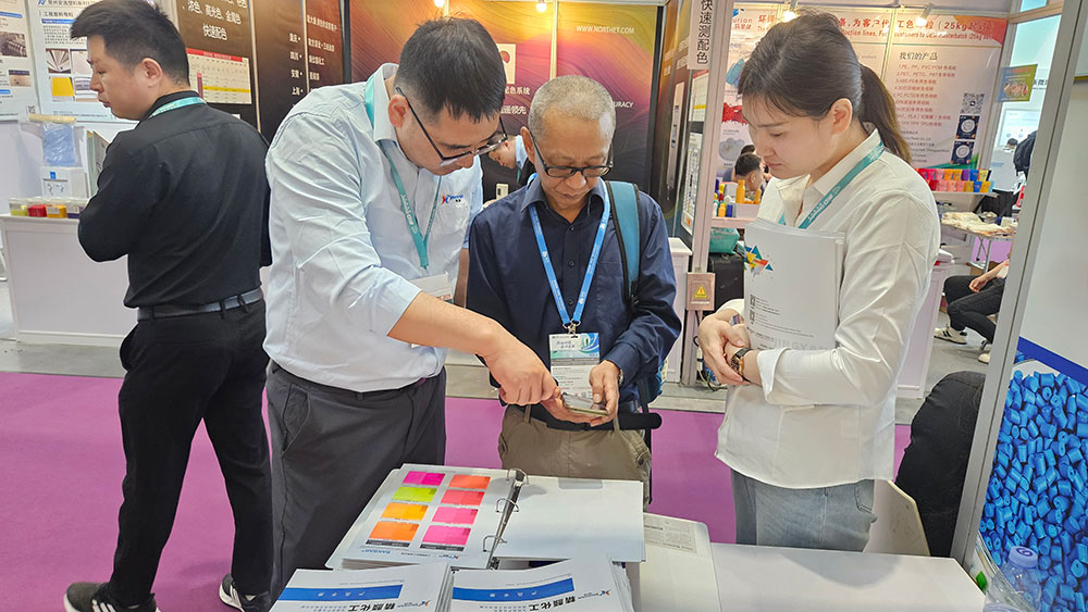 观众参观精颜化工展位并咨询产品